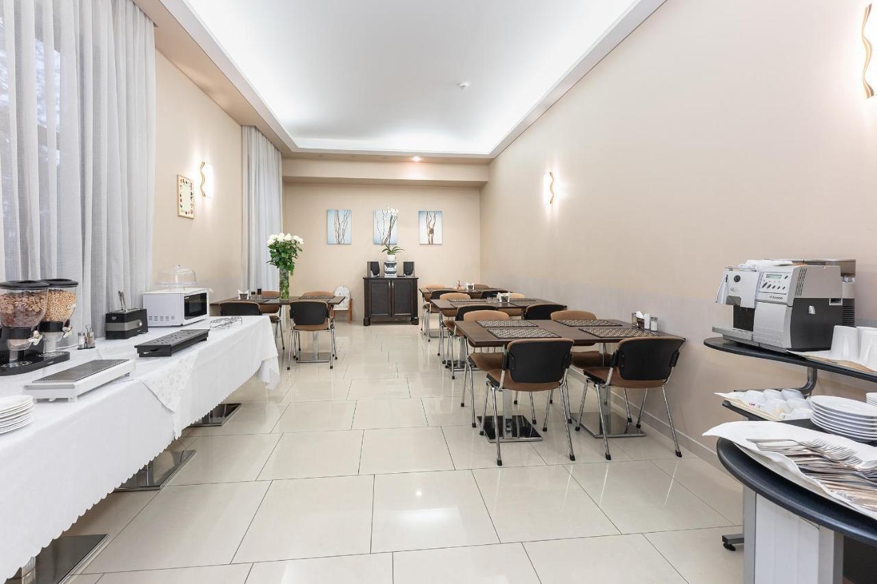 Room In Bb - Valensija - Suite For Two In Nice Hotel Jūrkalne エクステリア 写真